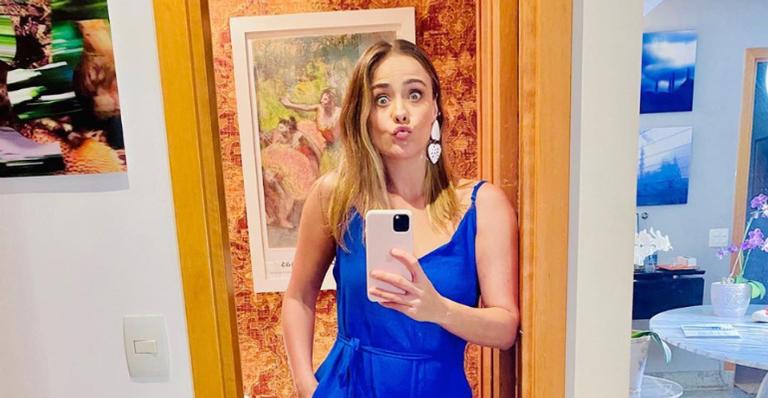 Em quarentena, Juliana Silveira aproveita dia ensolarado na varanda: ”Vitamina D”