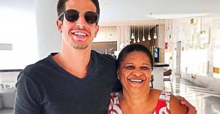 Enzo Celulari lamenta a morte de ex-babá por conta do covid-19: ”Amor incondicional”