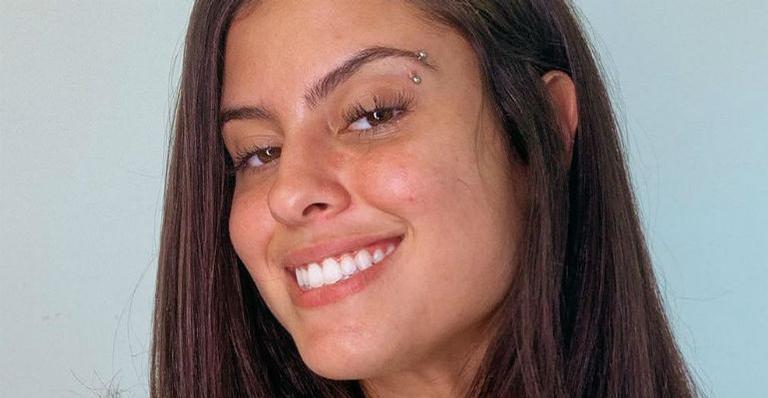 Ex-BBB Hana Khalil rebate críticas por pelos nas axilas