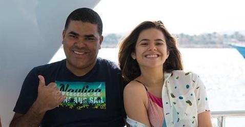 Depois de se declarar nas redes, Maisa mostra o bolo de aniversário do pai e divide os seguidores