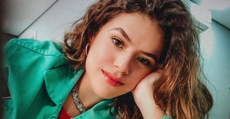 Maisa Silva aposta em maquiagem diferente e impressiona com adesivos no rosto