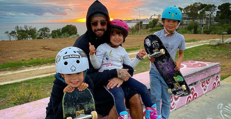 Em Portugal, Pedro Scooby mostra tarde divertida na companhia dos filhos