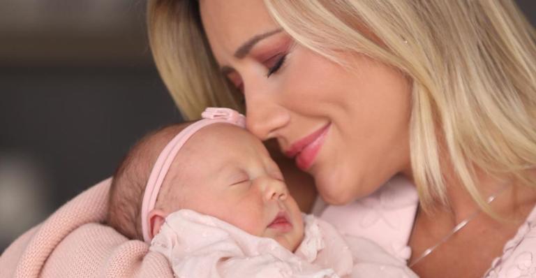 Ana Paula Siebert fura quarentena para levar a filha ao pediatra: ”Primeira saída”