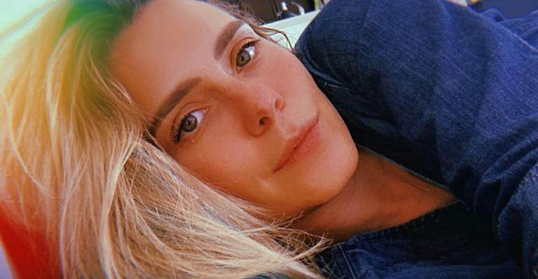 Carolina Dieckmann prepara jantar e compartilha registro com os fãs: ”Cozinha, migs”