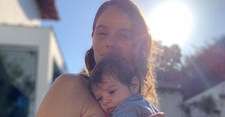 Laura Neiva comemora os 5 meses de sua filha com lindo registro em família