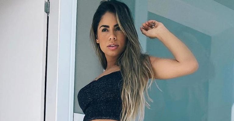 Lexa aproveita a quarentena para tomar sol na janela de casa e é flagrada por seu marido, MC Guime