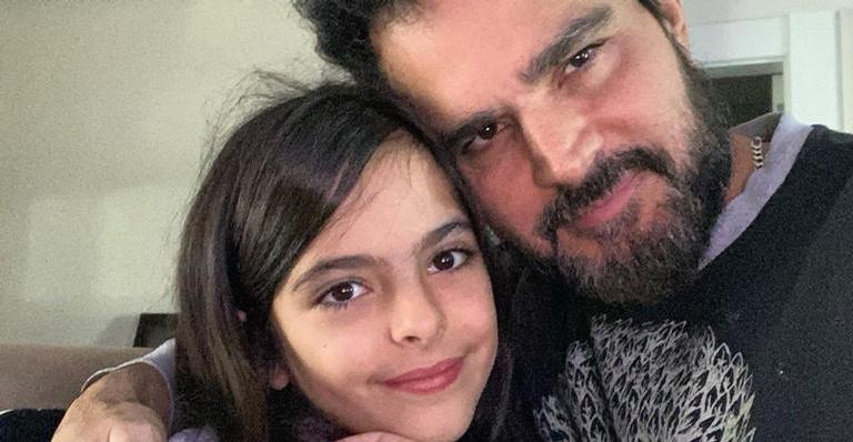 Luciano Camargo surge sendo entrevistado pela filha e encanta web: ”Linda repórter”
