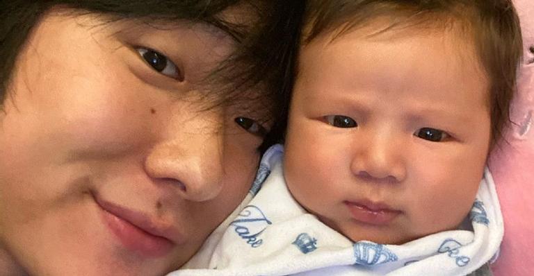 Pyong Lee explode o fofurômetro em clique para celebrar 100 dias de vida de seu filho, Jake