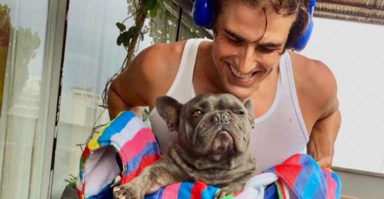 Reynaldo Gianecchini baba por filho canino e brinca: ”Aula de alongamento”