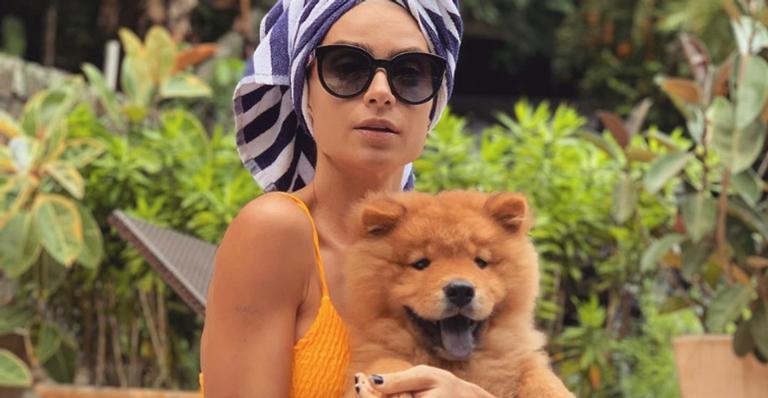 Thaila Ayala encanta seguidores ao posar ao lado de seu cachorrinho: ”Que lindos”