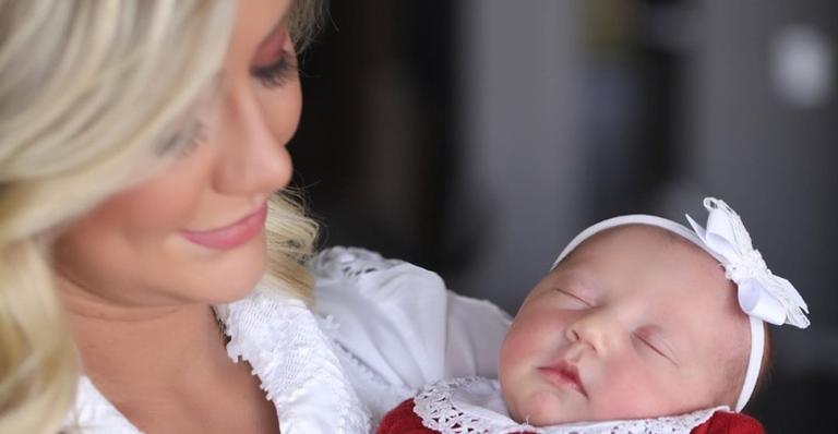 Ana Paula Siebert encanta ao surgir dando banho na filha, Vicky, e banheiro luxuoso rouba a cena