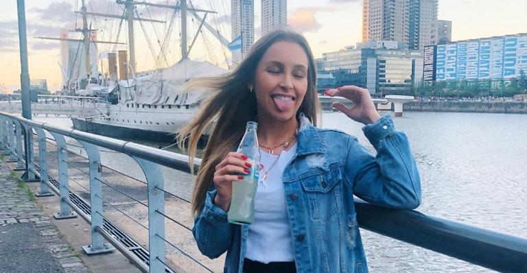 Em quarentena, Carla Diaz coloca biquíni para tomar sol na varanda, mas lamenta: ”Ele não veio”