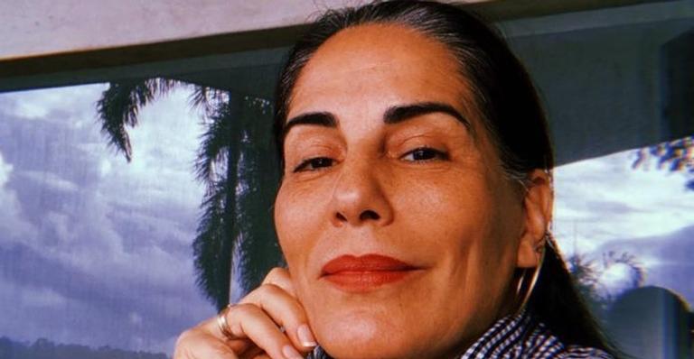 Gloria Pires se arrisca e pinta o cabelo sozinha pela primeira vez em casa: ”Eu nunca fiz isso!”