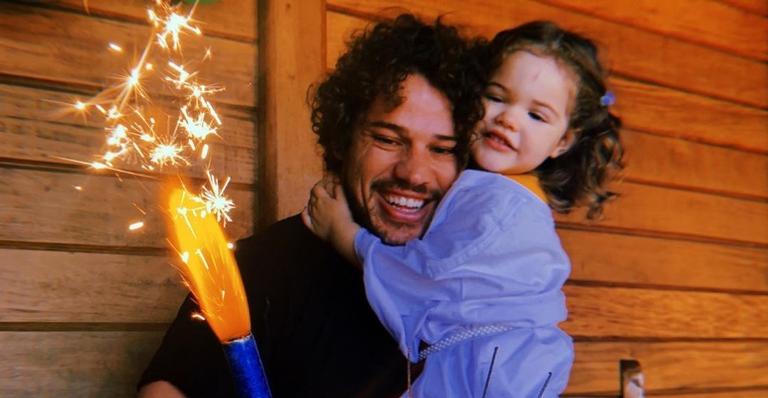 José Loreto celebra aniversário ao lado da filha, Bella: ”3.6 com todo amor do mundo”