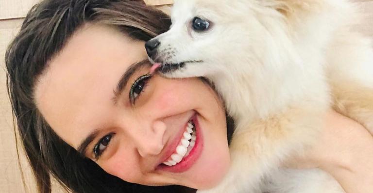 Juliana Paiva come morangos coladinha com seu cachorro e brinca: ”Amor ou Interesse?”