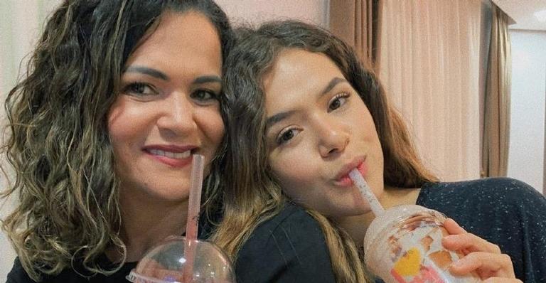 Maisa recria foto antiga abraçada em sua mãe e se declara: ”Coisas que não mudam nunca”