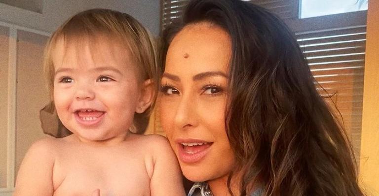 Em sequência de fotos com Zoe, Sabrina Sato lamenta estar sentindo falta de se arrumar
