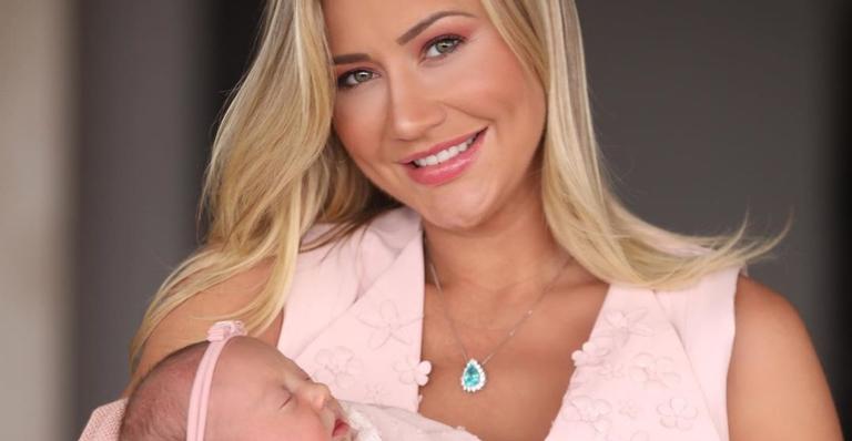 Fofura! Ana Paula Siebert mostra a filha, Vicky, fantasiada de coelhinha: ”A cara da mãe!”