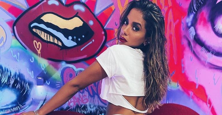 Durante programa, Anitta ironiza áudios vazados, haters e briga com Léo Dias
