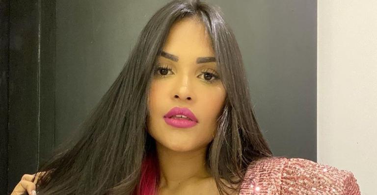 Com curativo no rosto, Flayslane revela que realizou rinoplastia: ”Feliz nariz novo”