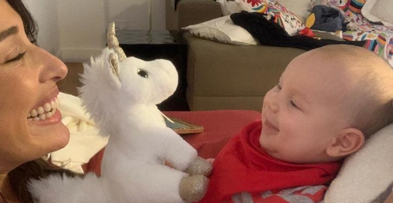 Giselle Itié encanta ao mostrar banho com o filho Pedro Luna: ”É mágico e potente”