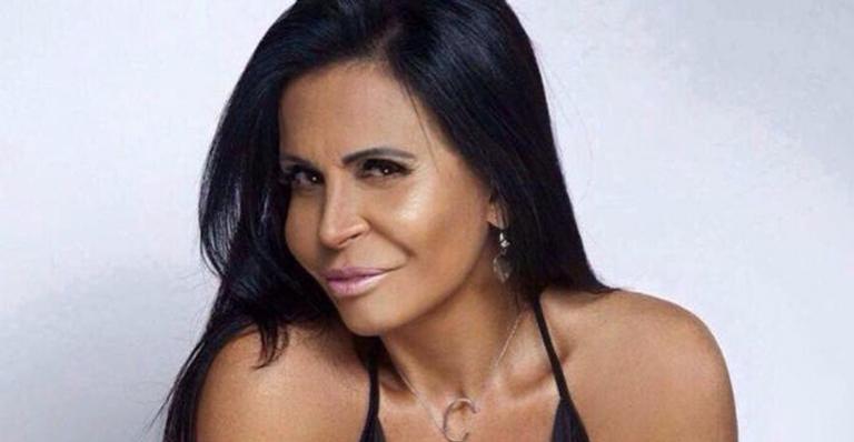 Gretchen completa 61 anos e recebe bela homenagem de seus bailarinos e de seu noivo