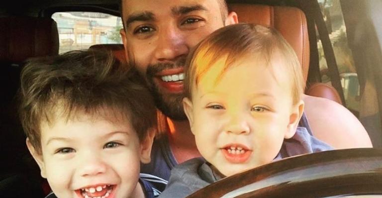 Gusttavo Lima surge ensinando o filho Gabriel a empinar pipa e encanta demais