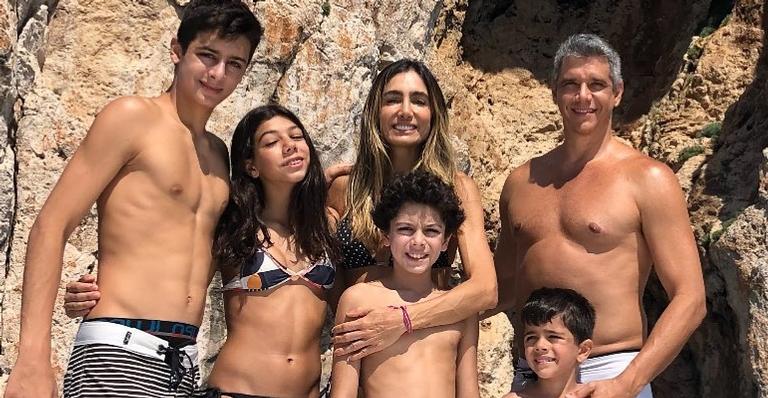 Após cirurgia no braço, Marcio Garcia posa com a esposa e os quatro filhos após treino em família