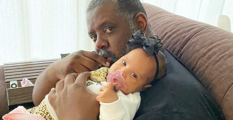 Péricles celebra 4 meses de Maria Helena e se derrete: ”Que alegria ter você na minha vida”