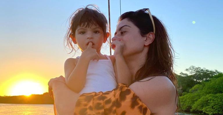 Em quarentena, Carol Castro passa dia na cozinha com a filha: ”Sábado de culinária”