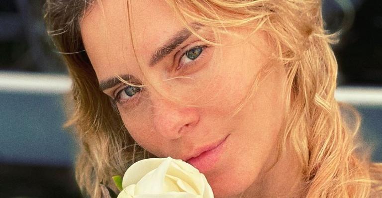 Carolina Dieckmann surge com aparência descansada: ”Cara de quem dormiu mais do que a cama”