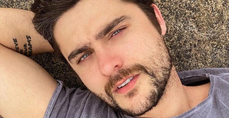Descamisado, Guilherme Leicam posa em cachoeira e faz reflexão nas redes sociais