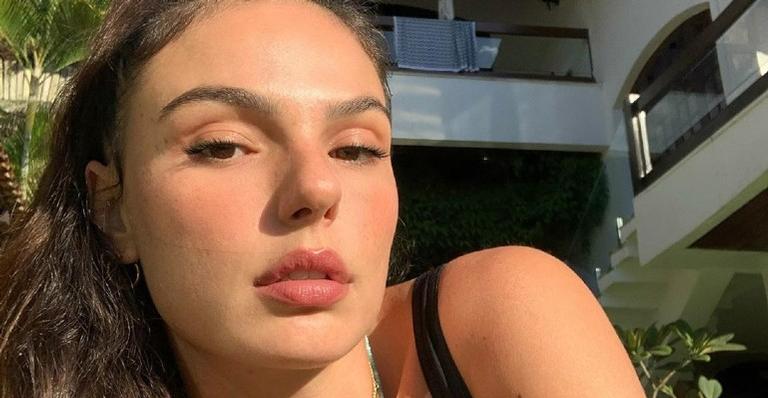 Isis Valverde arranca suspiros ao deixar o corpão à mostra em cliques de biquíni tomando sol