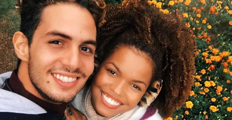 Jeniffer Nascimento aparece sendo segurada em posição inusitada pelo marido Jean Amorim
