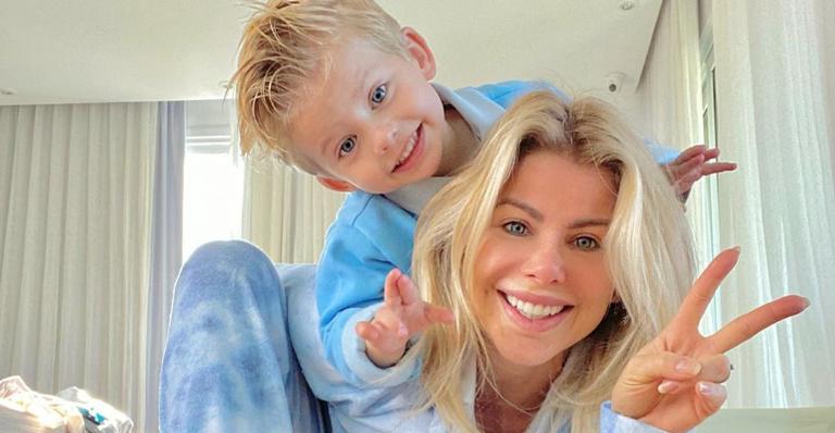 Karina Bacchi e Enrico surgem em momento de diversão e fãs se derretem