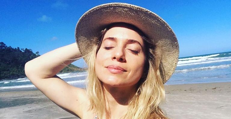Leticia Spiller relembra lindo clique feito entre flores