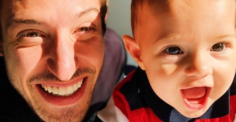 Vinicius Martinez coloca fantasia no filho e brinca: ”Dia de vestir as crianças de dinossauro”