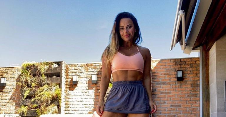 Viviane Araujo exibe suas belas curvas em clique de maiô