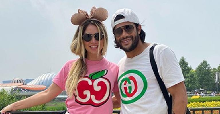 Após quarentena, Hulk e Camila se divertem em parque temático na China