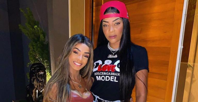 Ludmilla faz a esposa, Brunna Gonçalves, comprar uma chuteira para jogar futebol com ela