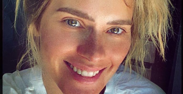 Carolina Dieckmann posa ao lado de seu gato na cozinha e brinca: ”O que você quer aqui?”