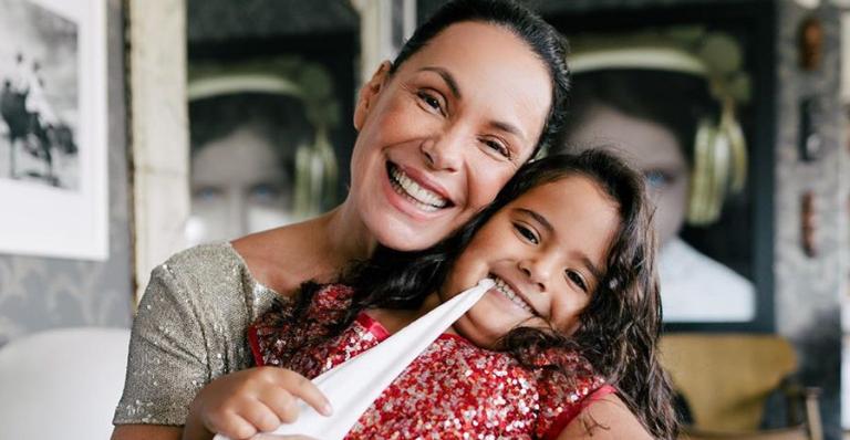 Carolina Ferraz compartilha foto da filha brincando com o pai e declara: ”Melhor pai do mundo”