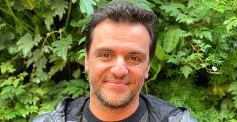 Em casa, Rodrigo Lombardi surge colhendo limão e afirma: ”Hoje tem suco”