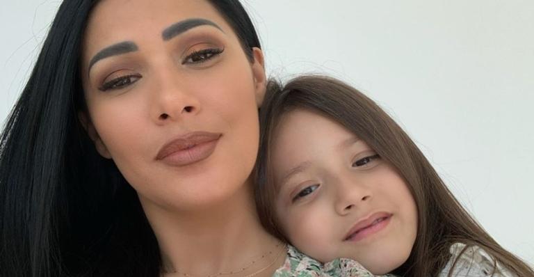 Filha de Simaria encanta ao elogiar beleza natural da mãe: ”Prefiro você sem maquiagem”