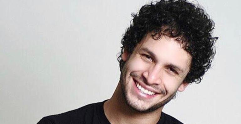 Filho de Rainer Cadete corta o cabelo do pai e surpreende web: ”Arrasou no corte”