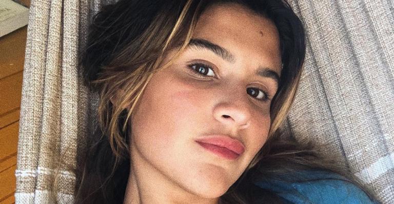 Giulia Costa posta foto de quando era criança e questiona: ‘Refletindo se sou a única de quarentena’