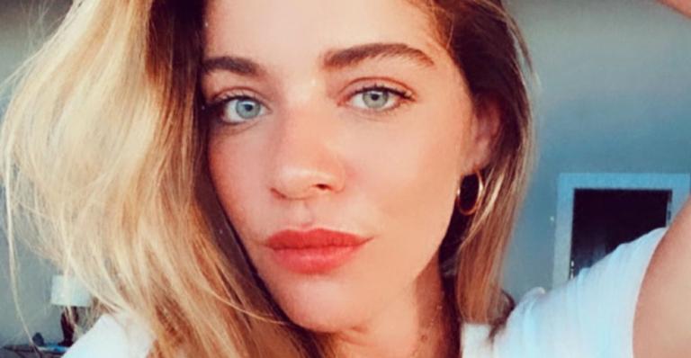 Luma Costa exibe seus dotes culinários ao fazer bolo e fãs aprovam: ”Que delícia”