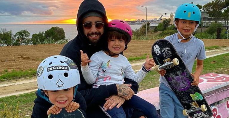 Em Portugal, Pedro Scooby compartilha tarde divertida com os filhos