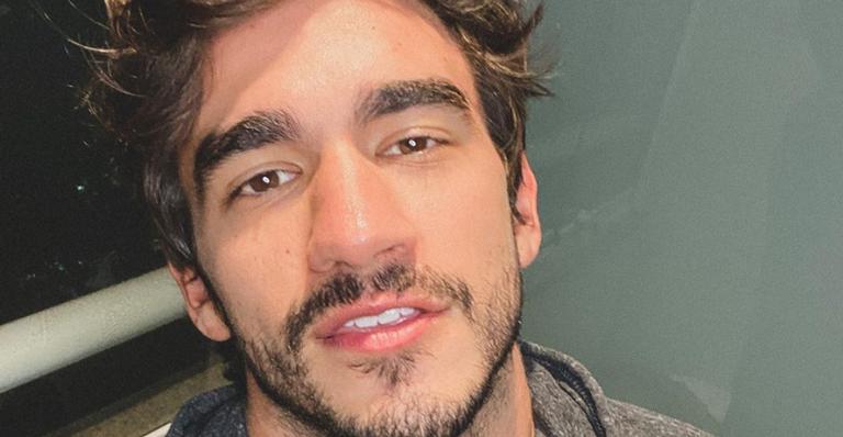 Antes de treinar, Guilherme Napolitano se diverte com cachorros