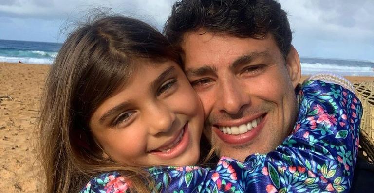 Cauã Reymond conta sobre os dias com a filha, Sofia, durante a quarentena: ”Tento estar presente”